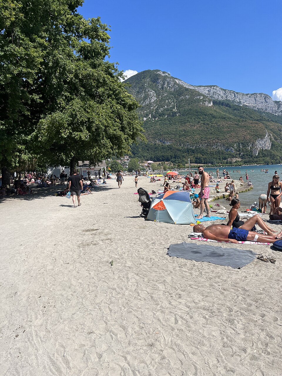 La plage d’Albigny en été.