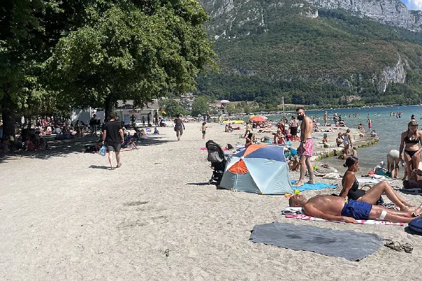 La plage d’Albigny en été.