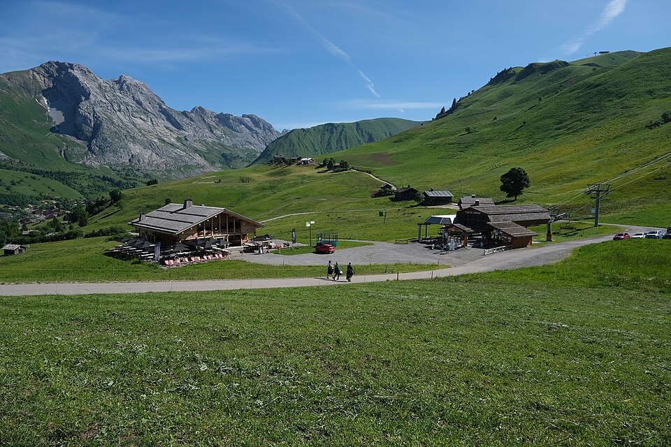 Chalets et alpages à La Côte, au Grand-Bornand, en été.