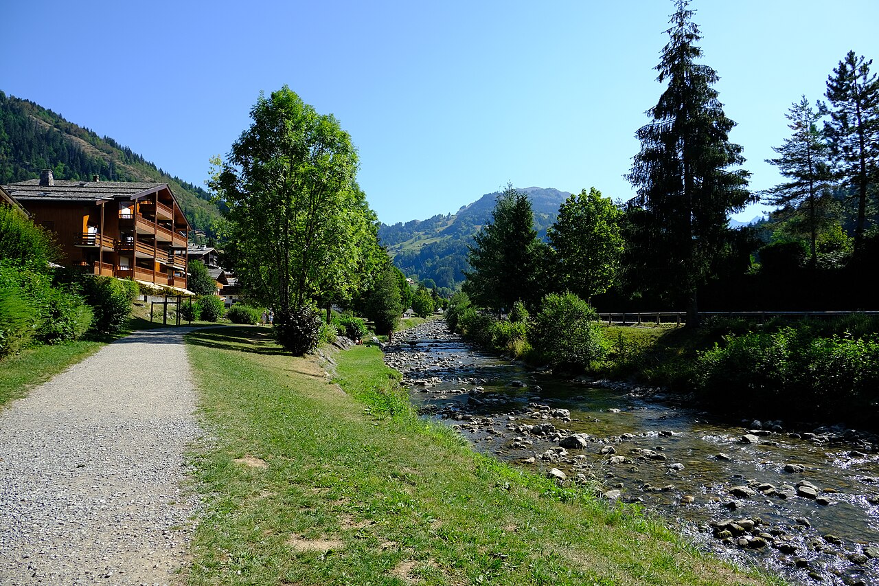 Promenade au bord de la Borne au Grand-Bornand, en août 2020.
