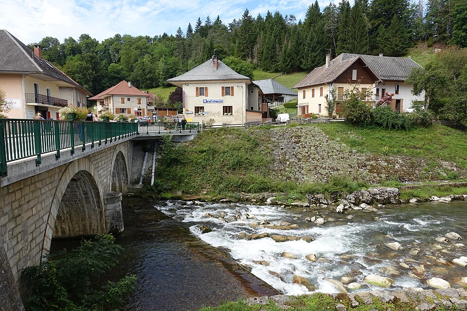 Le Chéran au Pont de Lescheraines en été ; vue de la commune.