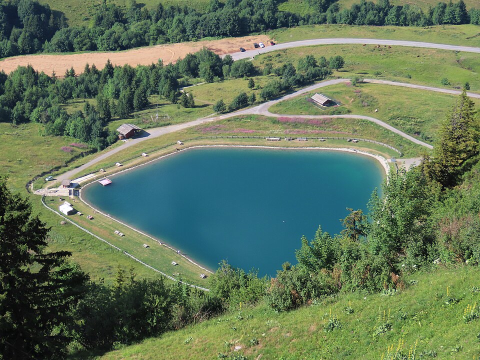 Le lac de la Cour vu depuis la Floria, au Grand-Bornand.