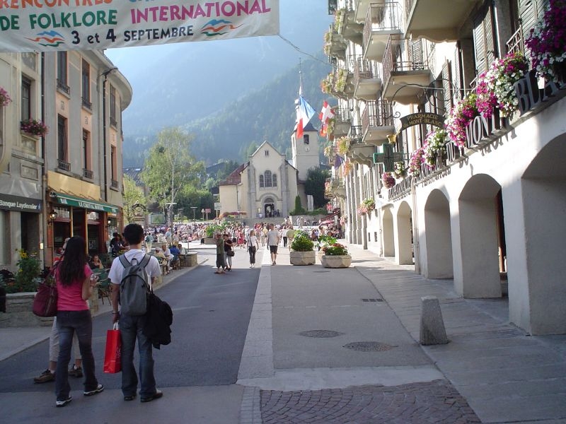 Le centre de Chamonix au début de septembre 2005, encore dans une ambiance de fin d’été.