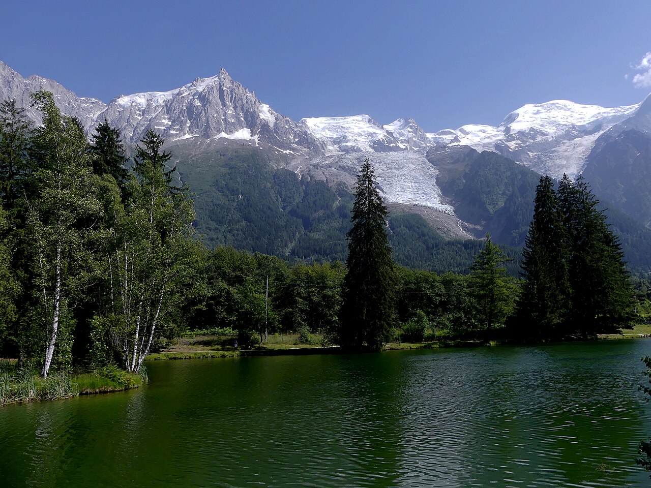 Le lac des Gaillands et le massif du Mont-Blanc en juin 2022.