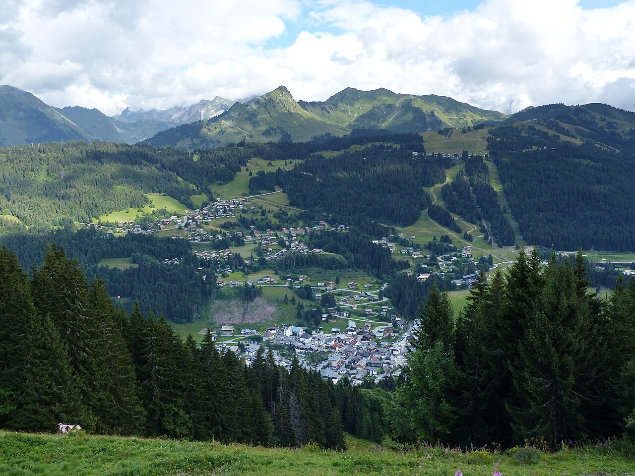 Le village des Gets et les reliefs alentour en août 2014.