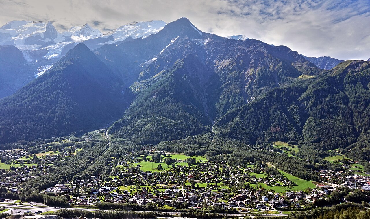 La vallée et Les Houches en août 2015 ; vue générale du paysage.