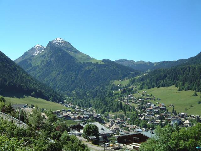 Morzine et ses reliefs verdoyants à la belle saison ; illustration du paysage de la commune.
