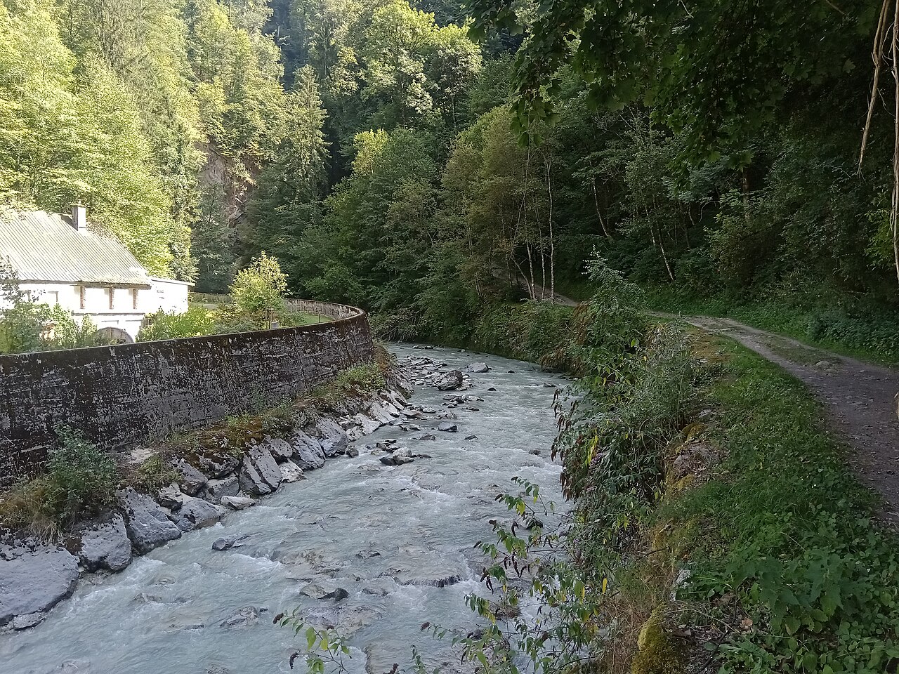 Le Bon Nant dans le parc thermal du Fayet en août 2023.