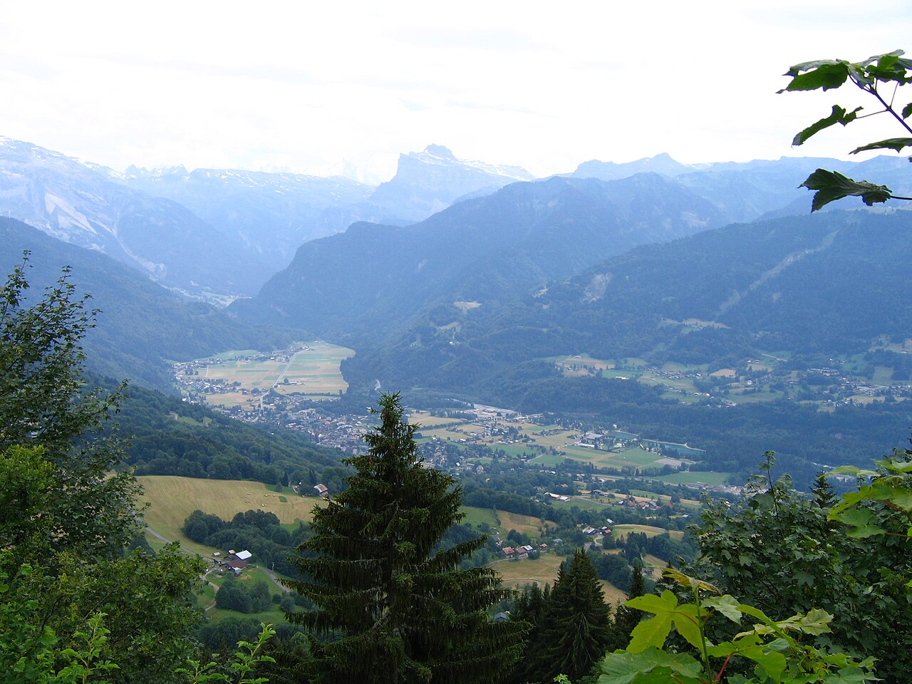 Samoëns et la vallée du Giffre en juillet 2007 ; vue générale du paysage.