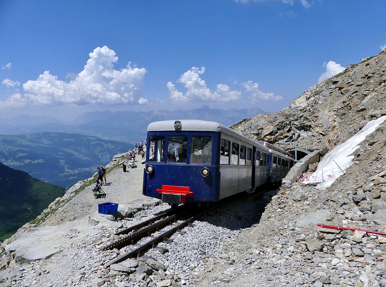 Une rame du Tramway du Mont-Blanc au Nid d’Aigle en juin 2019 ; matériel photographié à cette date.