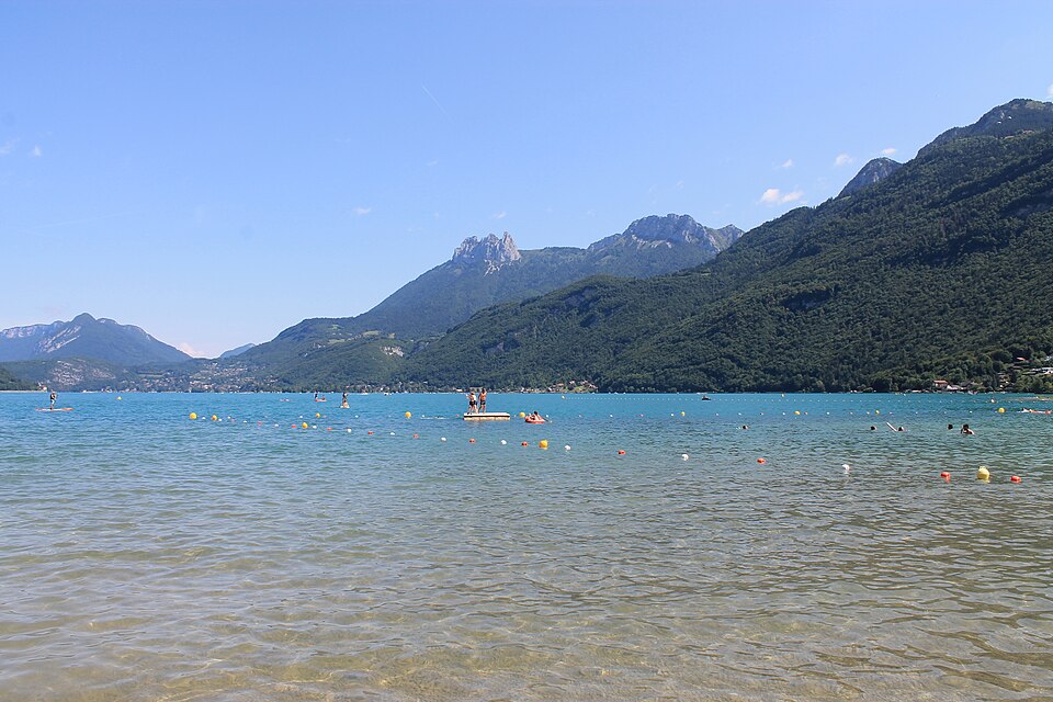 La plage de Doussard en été.
