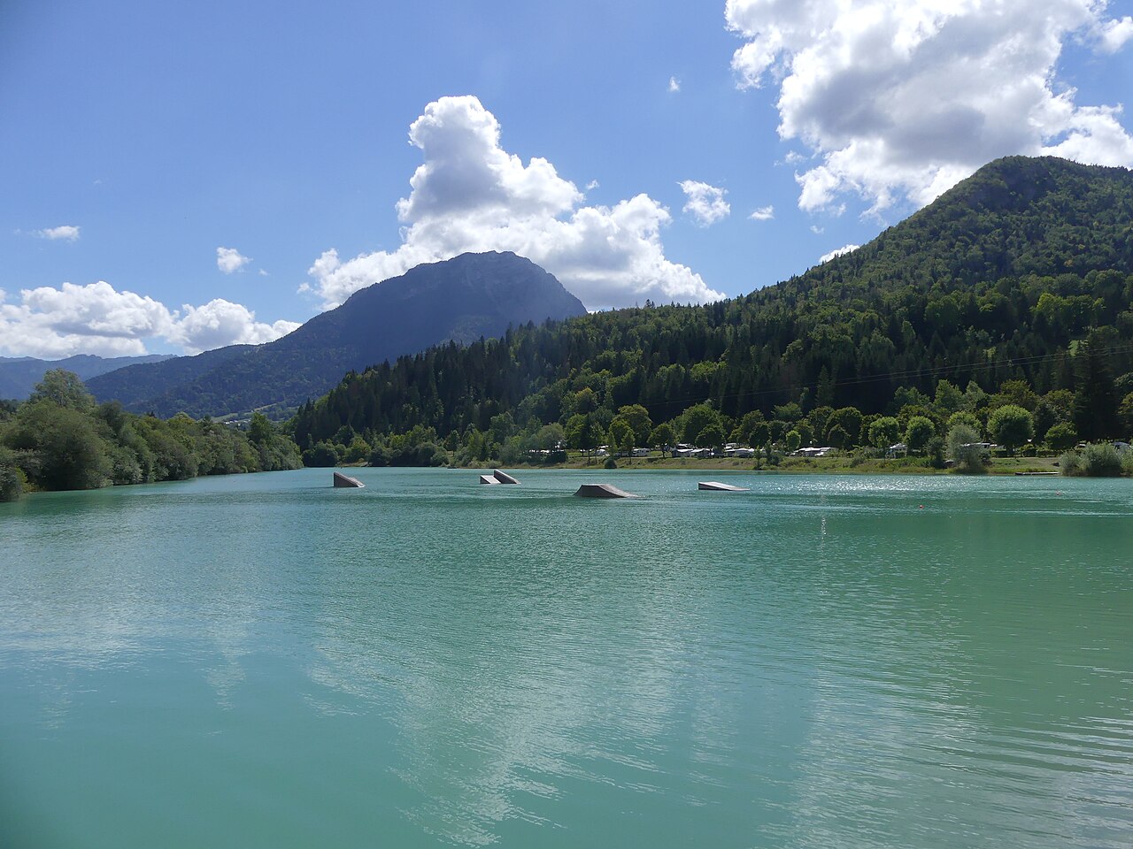 Le lac de la base de loisirs de Lescheraines en août 2020.
