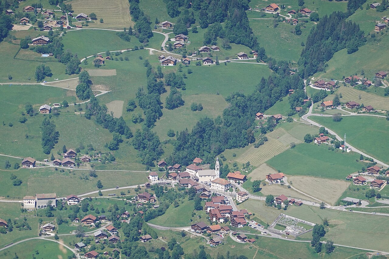 Le centre de Manigod vu depuis le Sulens en août 2021.