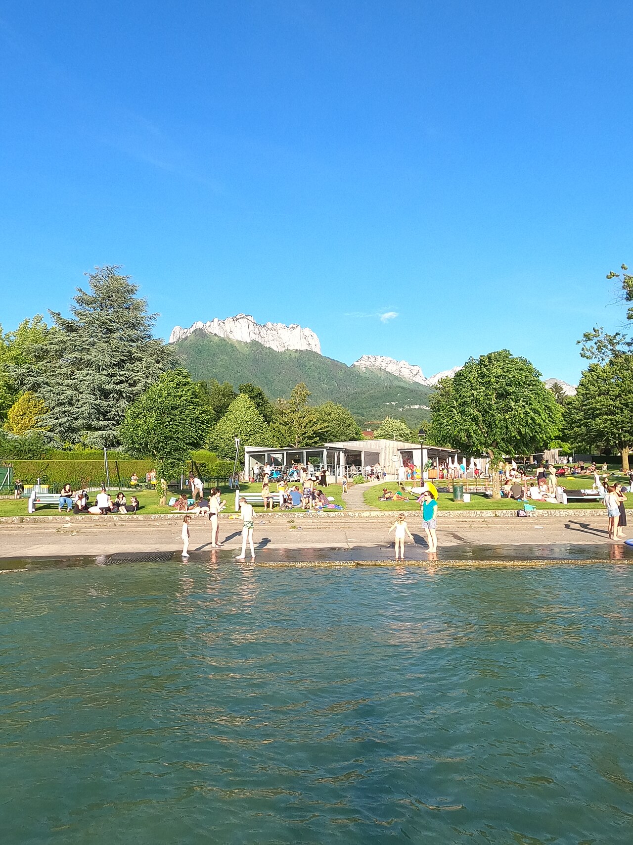La plage municipale de Menthon-Saint-Bernard, photographiée en mai 2026.