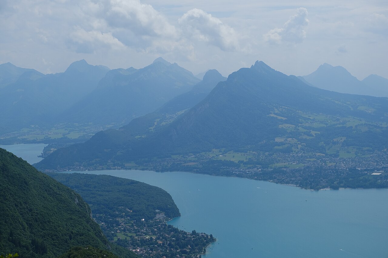 Le lac d’Annecy vu depuis le mont Baron en juillet 2021.