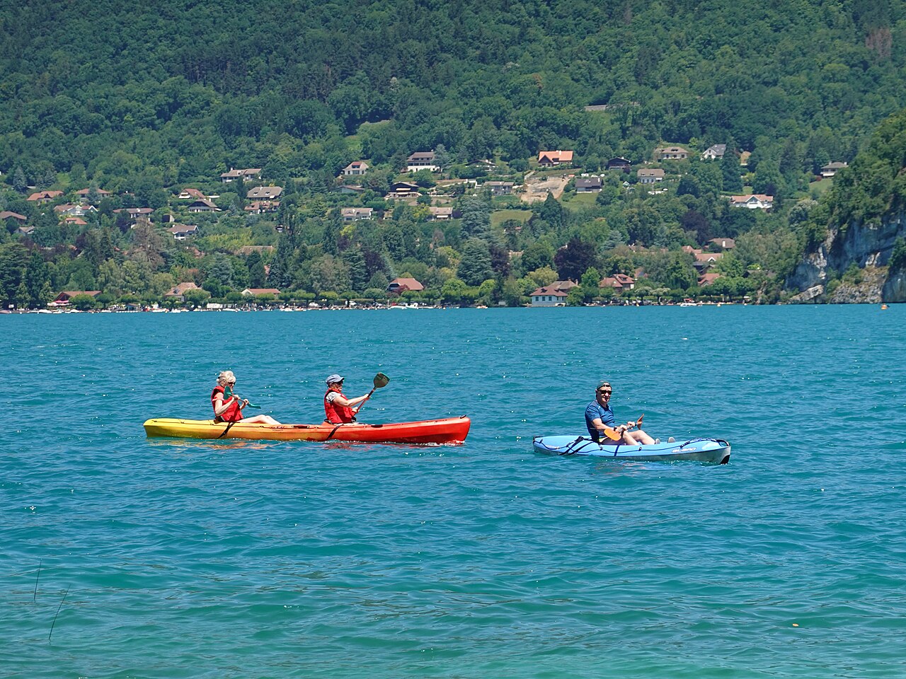 Kayaks sur le lac d’Annecy près de Saint-Jorioz.