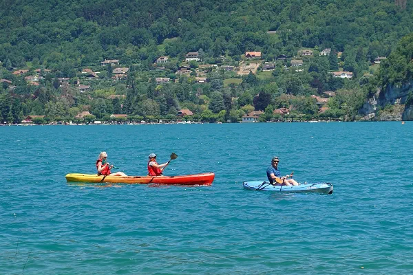 Kayaks sur le lac d’Annecy près de Saint-Jorioz.