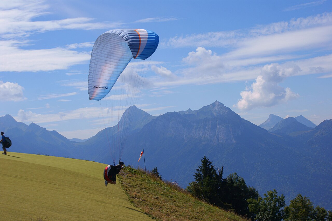 Parapente autour d’Annecy. Illustration de la pratique, sans garantie du départ utilisé.
