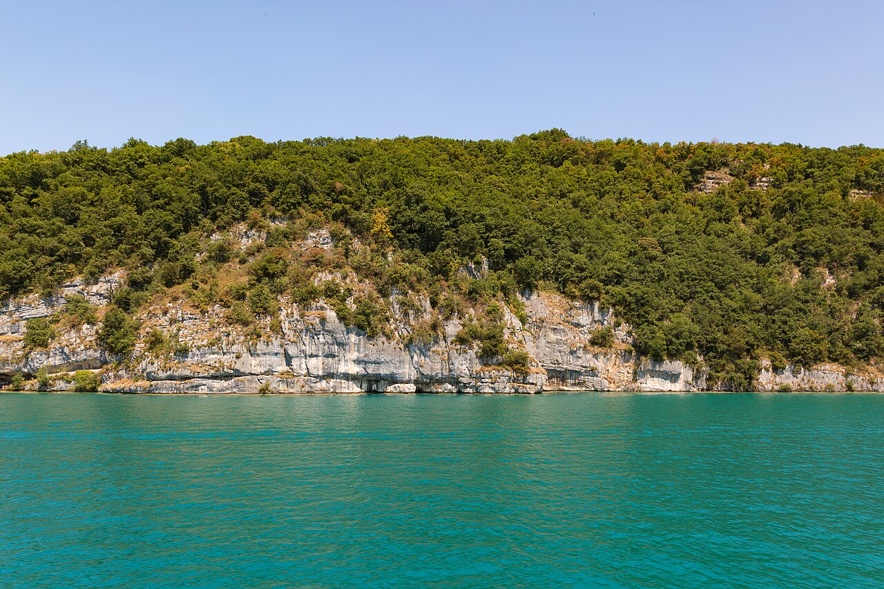 Le Roc de Chère en été, vu depuis le lac.