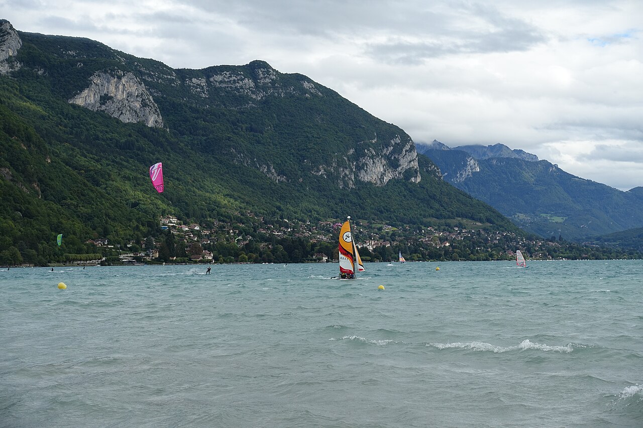 Voile sur le lac d’Annecy près de la plage d’Albigny.