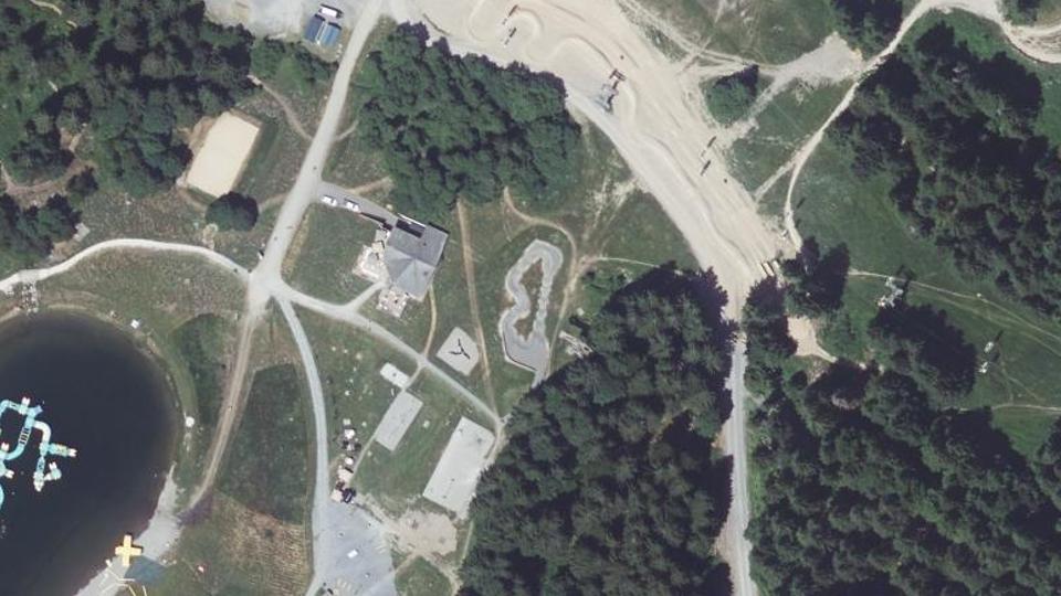 Vue aérienne du tracé du pumptrack en enrobé au lac des Écoles aux Gets et des équipements voisins.