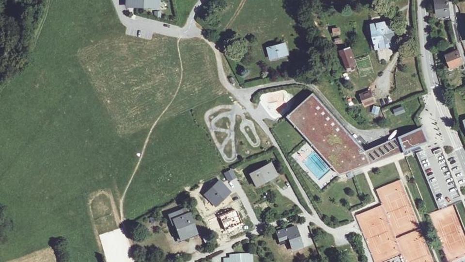 Vue aérienne du tracé du pumptrack de la plaine des Pratz à Saint-Gervais-les-Bains et des équipements voisins.