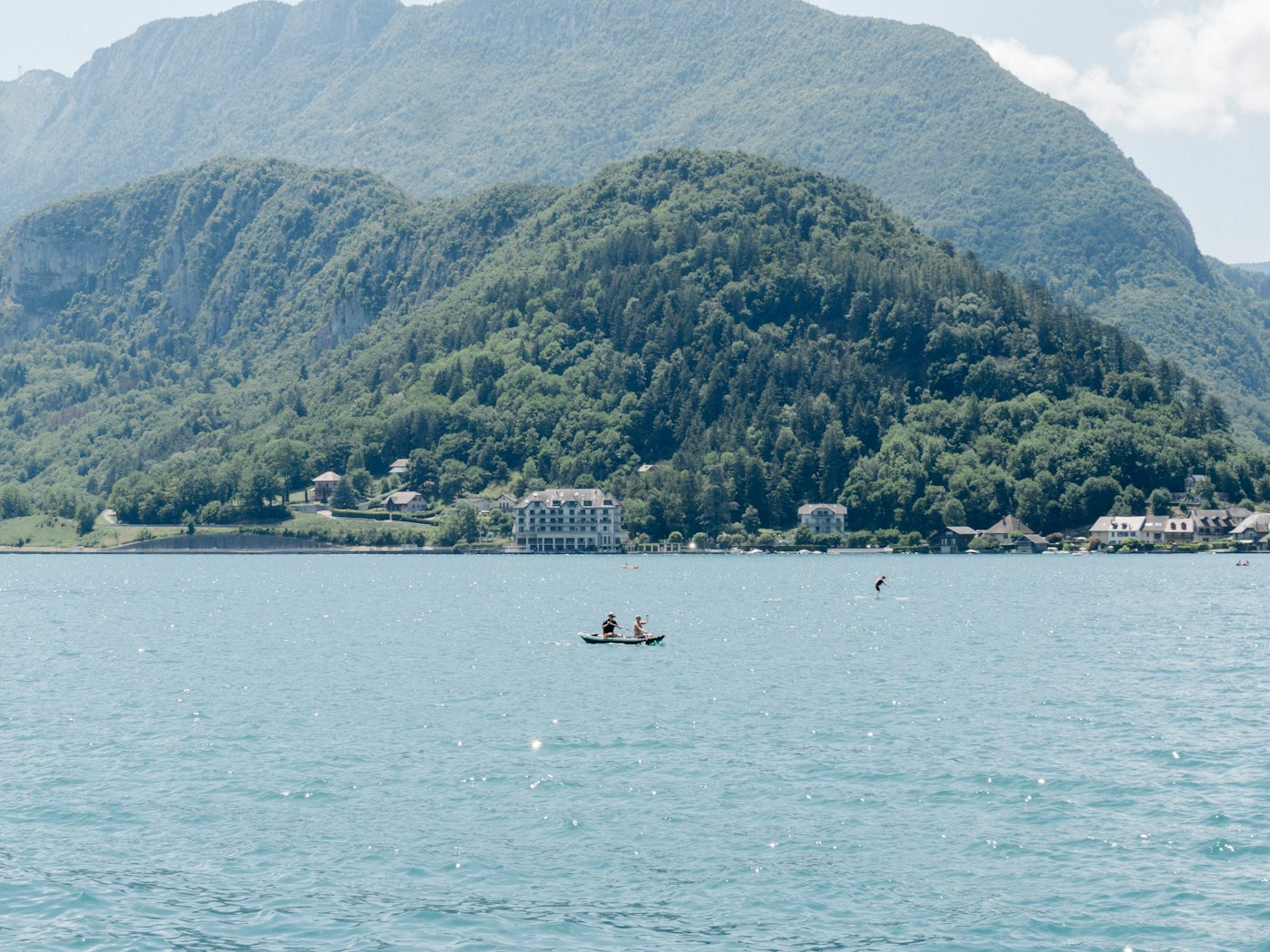 Le lac d’Annecy en été, avec une embarcation au large.
