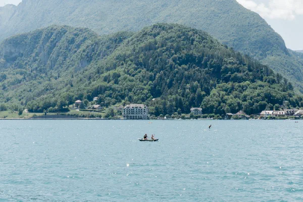 Le lac d’Annecy en été, avec une embarcation au large.
