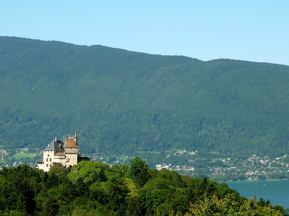 Le château de Menthon-Saint-Bernard en été.