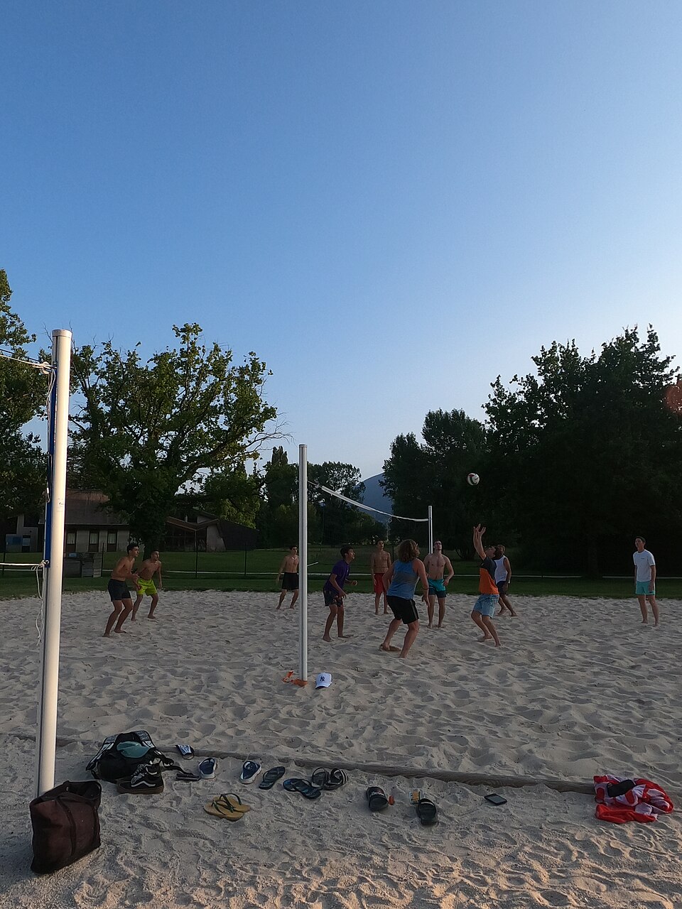 Terrain de beach-volley de la plage municipale de Saint-Jorioz.