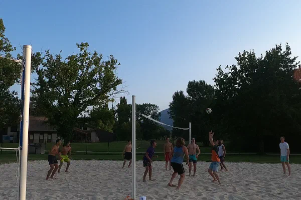 Terrain de beach-volley de la plage municipale de Saint-Jorioz.